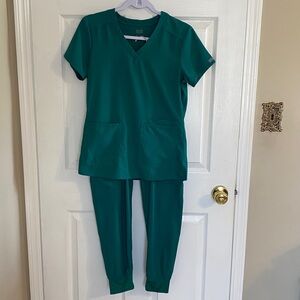 Medcouture Insight scrubs, Hunter Green V-Neck Top and cargo jogger pants.